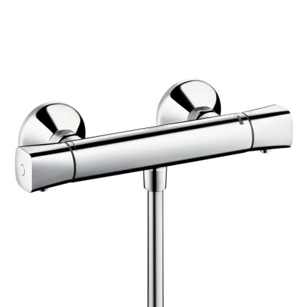 Hansgrohe Thermostat-Brausearmatur in glänzendem Chrom, montiert auf einer Wand, mit zwei seitlichen Griffen zur Temperatur- und Wassermengenregelung.